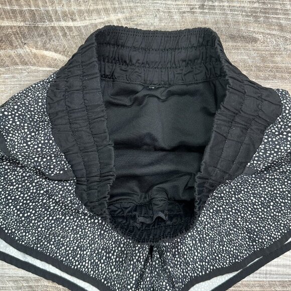 Lululemon Tracker Short IV Freckle Flower Black White / Black Size 4 - Picture 8 of 9